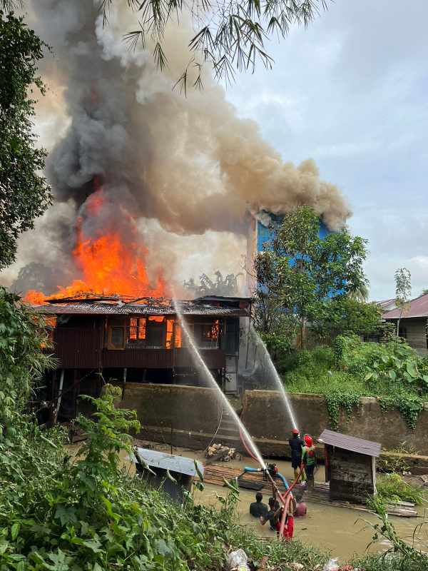 Kebakaran hanguskan tiga rumah tanpa sisa (Foto istimewa)