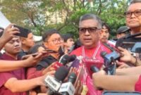 Sekretaris Jenderal PDIP Hasto Kristiyanto diwawancarai wartawan (foto istimewa)