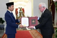 Presiden Jokowi menerima penghargaan tertinggi dari Pemerintah Palestina, “Grand Collar Order of the State of Palestine”, di Istana Merdeka, Jakarta. (Foto: BPMI Setpres)