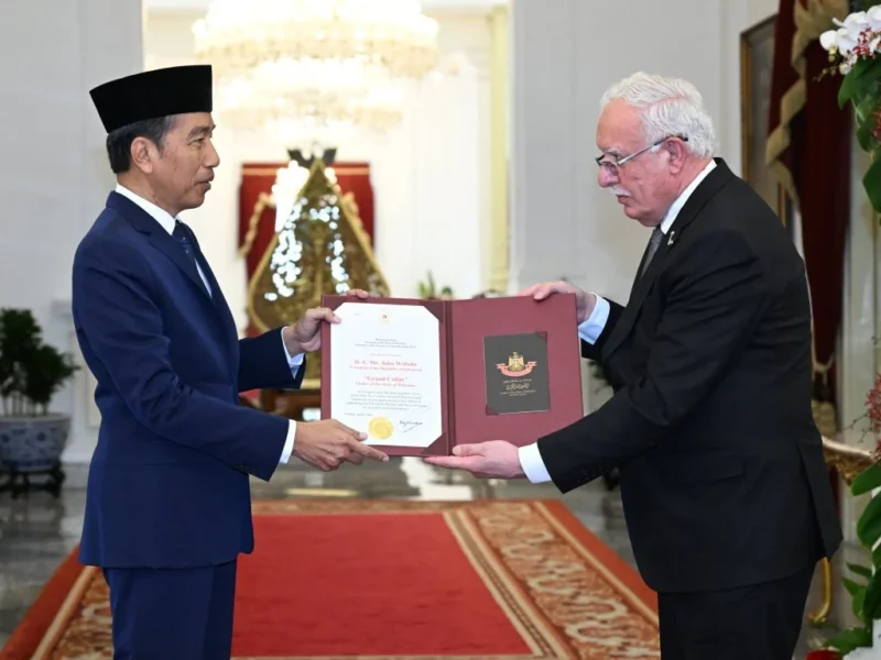 Presiden Jokowi menerima penghargaan tertinggi dari Pemerintah Palestina, “Grand Collar Order of the State of Palestine”, di Istana Merdeka, Jakarta. (Foto: BPMI Setpres)