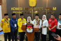 Raudatul Jannah dan Akhmad Rozanie Himawan didampingi pimpinan parpol pengsung meladeni jumpa pers, usai mendaftar sebagai cagub-cawagub di KPU Kalsel, Rabu (28/8/2024). 