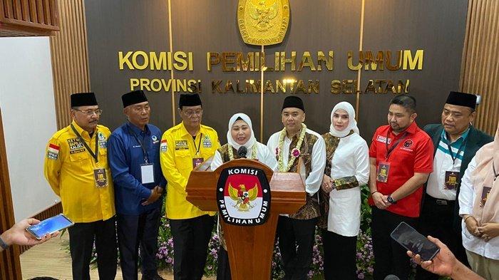 Raudatul Jannah dan Akhmad Rozanie Himawan didampingi pimpinan parpol pengsung meladeni jumpa pers, usai mendaftar sebagai cagub-cawagub di KPU Kalsel, Rabu (28/8/2024). 