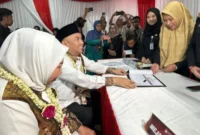 Calon Gubernur Hj Raudhatul Jannah (Acil Odah) dan Wakil Gubernur H Akhmad Rizanie Himawan Nugraha (Haji Rozanie/Zanie) Saat Diterima KPU Kalsel di Kota Banjarmasin (foto:istimewa)