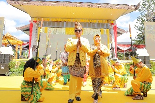 Gubernur Kalsel H Sahbirin Noor (Paman Birin) didampingi istri Hj Raudatul Jannah (Acil Odah)