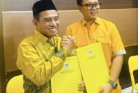 Arifin Noor mendapat SK dari DPP Partai Golkar mengenai pencalonan Walikota Banjarmasin