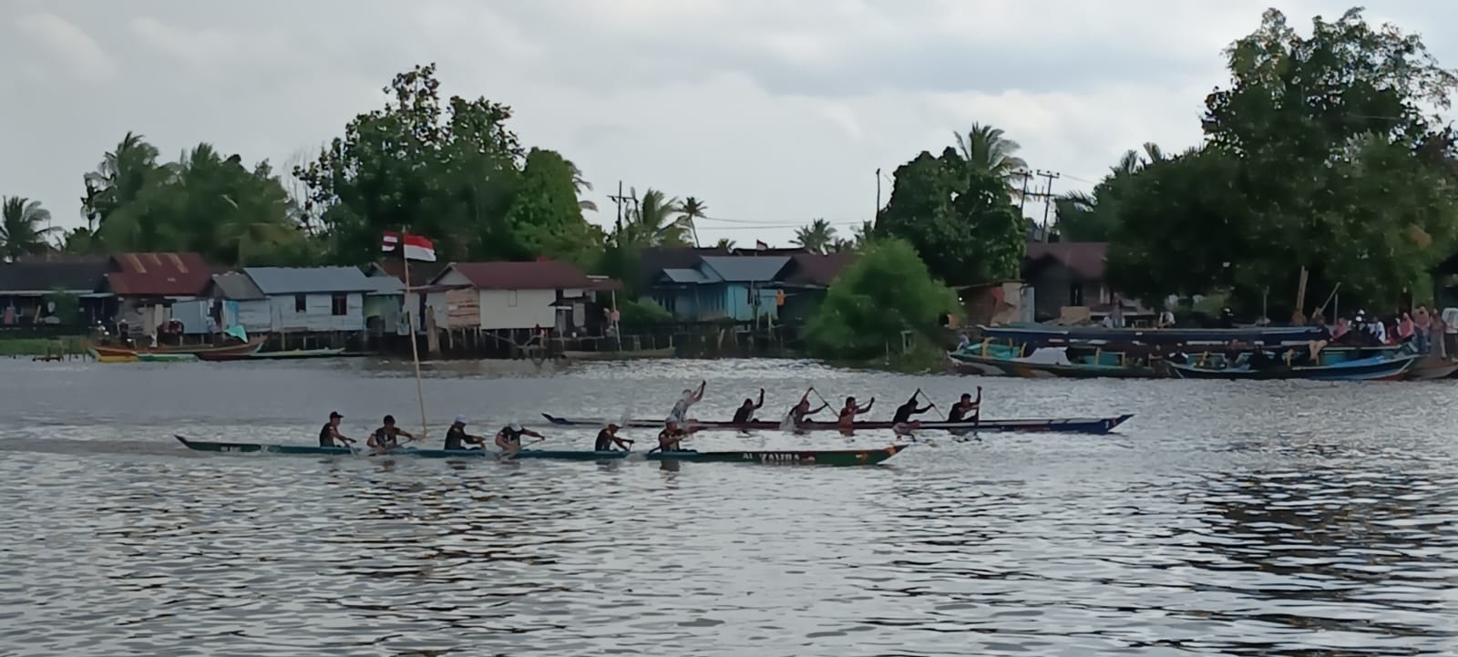 Para Peserta Lomba Jukung Gigih untuk Meraih Juara