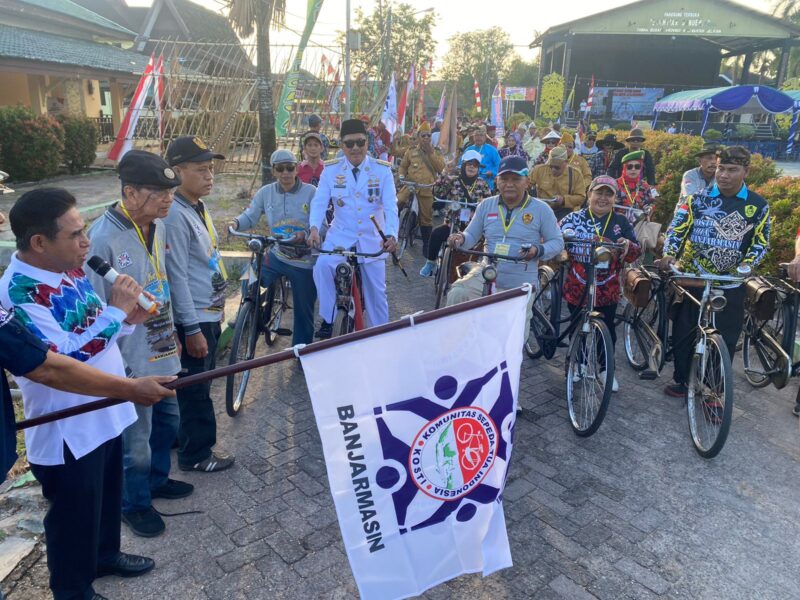 Wakil Walikota Banjarmasin H Arifin Noor Menandai Dimulainya Kirab Sepeda Ontel di HUT Saban (foto:bomindonesia)