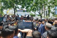 Pengambilan Sumpah Jabatan Anggota DPRD Kalsel Diwarnai Aksi Demo Mahasiswa (foto:istimewa)