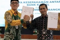 Direktur Utama Bank Kalsel Fachrudin dan Rektor ULM Prof Ahmad Alim Bahri (foto:istimewa)