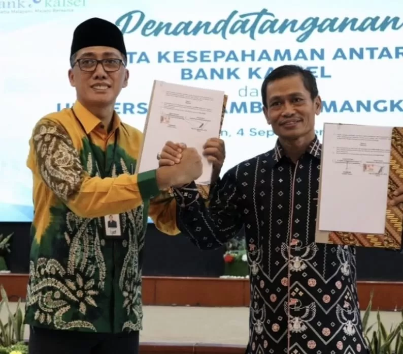 Direktur Utama Bank Kalsel Fachrudin dan Rektor ULM Prof Ahmad Alim Bahri (foto:istimewa)