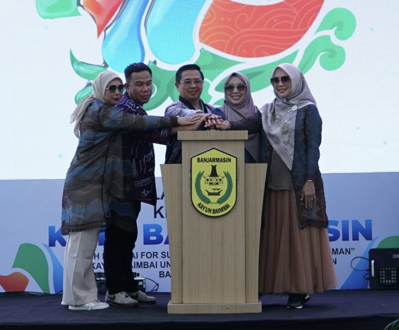 Tombol sirine tandai kick off hari jadi ke-498 Kota Banjarmasin (foto:istimewa)