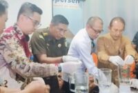 Kepala BNNP Kalsel diwakili Kabid Pemberantasan & Intelijen Kombes Andri Koko Prabowo dan KBO Ditresnarkoba Polda Kalsel AKBP Andi Aliamin serta pejabat elemen terkait lainnya memusnahkan barang bukti dengan diblender (foto Mercy)