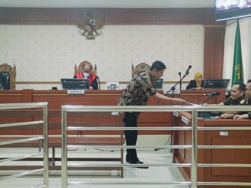 KUASA hukum Zainal Abdin SH MH saat menyerahkan salinan replik kepada pihak  termohon setelah kepada hakim tunggal pada sidang tersebut (foto Mercy)
