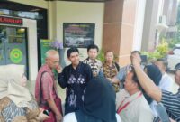 TIM Kuasa Hukum Pemohon dari Kantor Zainal Abidin SH MH dan rekan usai persidangan diwawancarai wartawan (foto Mercy)
 