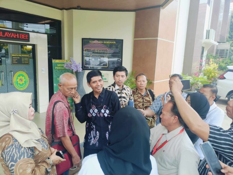 TIM Kuasa Hukum Pemohon dari Kantor Zainal Abidin SH MH dan rekan usai persidangan diwawancarai wartawan (foto Mercy)
 