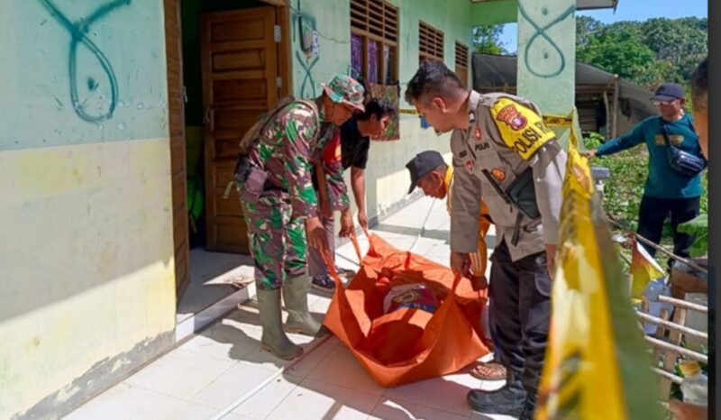 PETUGAS  dari Polsek Sepang tengah mengevakuasi korban terjepit pintu di Desa Tuyun, Kamis (12/9) (Foto Istimewa) 