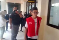 TERDAKWA saat keluar dari ruang sidang usai mendengarkan tuntutan jaksa penuntut umum.( Foto Istimewa)