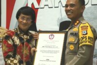 Prof Dr Seto Mulyadi memberikan Penganugrahan Kak Seto Award 2024 ke Kapolres HSU AKBP Meilki Bharata. (Foto Istimewa)