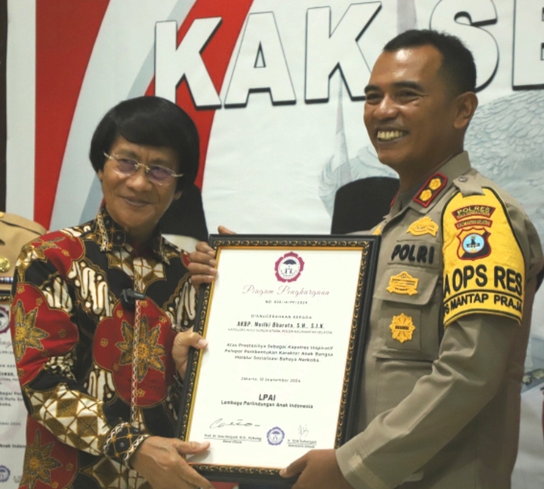 Prof Dr Seto Mulyadi memberikan Penganugrahan Kak Seto Award 2024 ke Kapolres HSU AKBP Meilki Bharata. (Foto Istimewa)