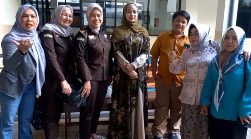 SEJUMLAH korban penipuan foto bersama jaksa ucap syukur usai majelis hakim Agus Akhyudi, SH MH  membacakan vonis untuk terdakwa Elin Ayu pada sidang lanjutan di PN Banjarmasin  (Foto Istimewa)