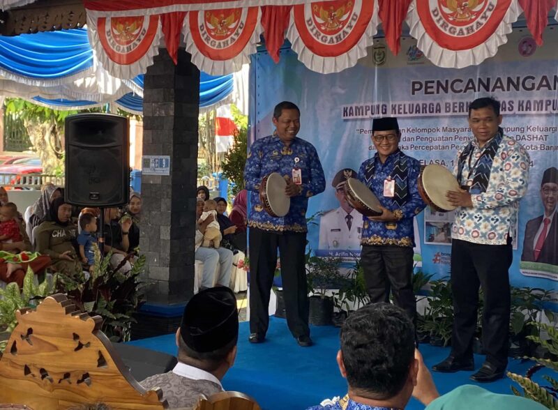 Peresmian Kampung KB Baiman ditandai dengan pemukulan rebana oleh Asisten 1 Bidang Kepemerintahan dan Kesra, Dr Machli Riady (foto:istimewa)