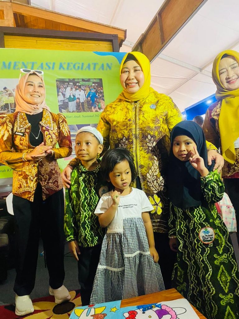 Ketua PKK Kalsel Raudatul Jannah Kunjungi Stand Kalsel Expo 2024 (foto:istimewa)