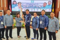 Ketua DPP Apindo Kalsel H Winardi Sethiono Menerima Bendera dari Ketua DPN Apindo Shinta Kamdani, untuk Memimpin Organisasi Profesi Itu di Kalsel (foto:dokumen)