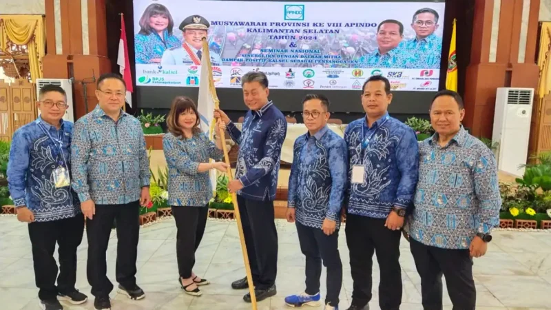 Ketua DPP Apindo Kalsel H Winardi Sethiono Menerima Bendera dari Ketua DPN Apindo Shinta Kamdani, untuk Memimpin Organisasi Profesi Itu di Kalsel (foto:dokumen)