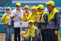 Ketua KONI Kalsel H Bambang Heri Purnama Bersama Atlet Kalsel pada PON XXI Aceh-Medan (foto:istimewa)