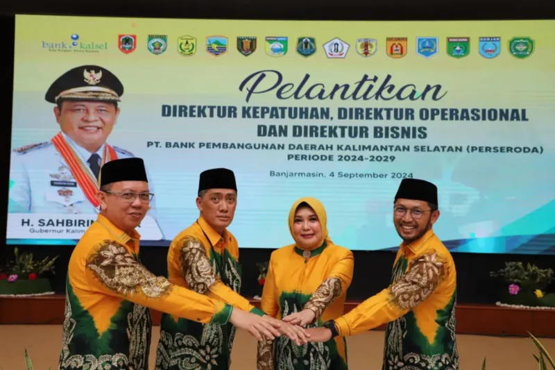 Direktur Utama Bank Kalsel Fachrudin Bersama Direksi Baru Bank Kalsel yakni Mitra Damayanti Direktur Kepatuhan, Abdurahim Fiqry Direktur Operasional dan Akhmad Fauzi Noor Direktur Bisnis. (foto:humas bank kalsel)