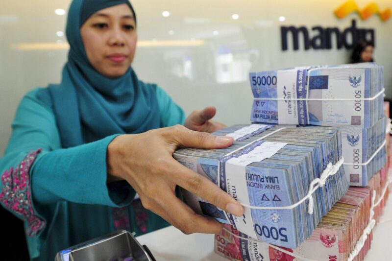 Teller Sedang Menghitung Uang (foto:istimewa)