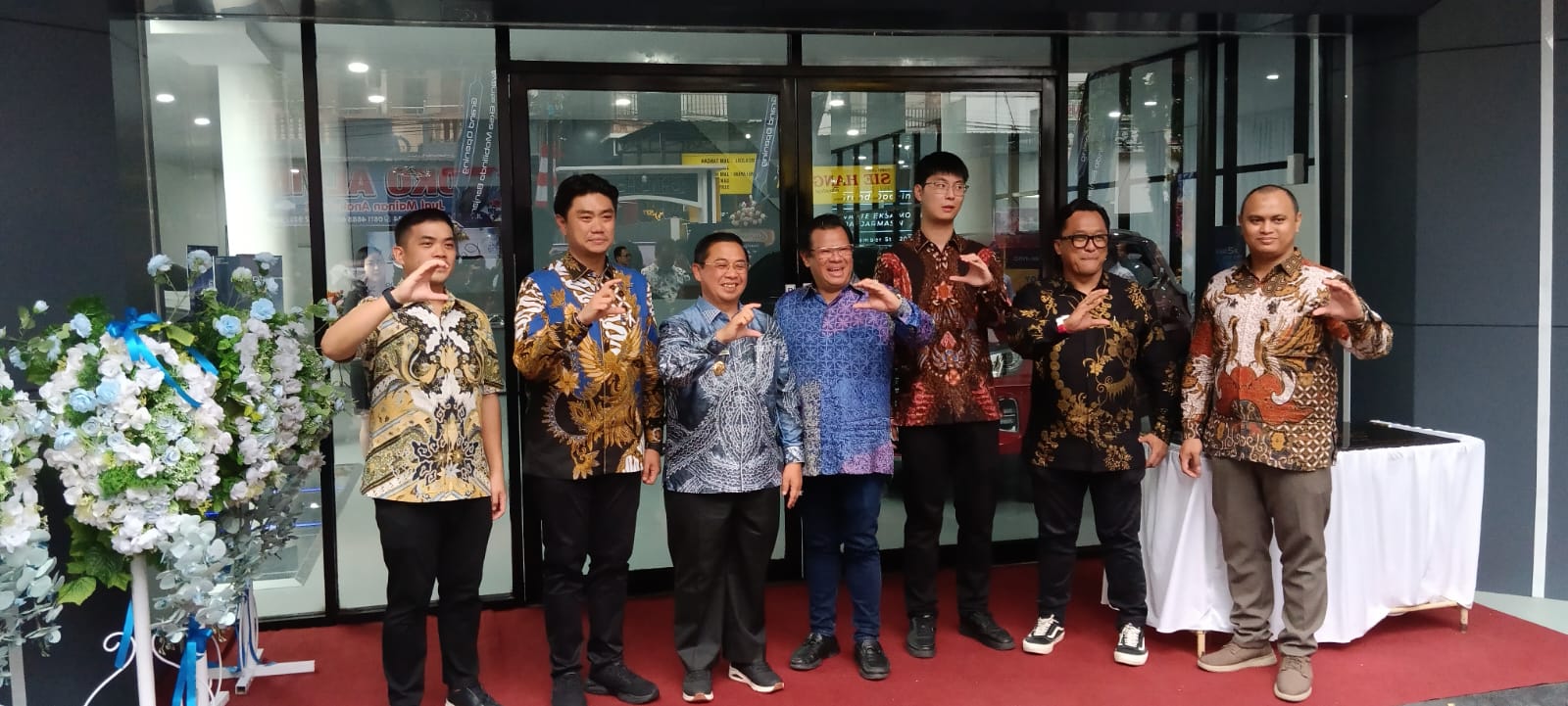 Walikota Banjarmasin H Ibnu Sina dan CEO Direktur Chery Avante Eksa Mobilindo Erwin Jayadi Putra dalam Grand Opening Chery Avante Eksa Mobilindo Banjarmasin 