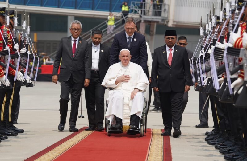 Menag Yaqut Cholil Qoumas Mengantar Keberangkatan Sri Paus Menuju Papua Nugini di Bandara Soekarno Hatta, Tangerang, Banten (foto:humas kemenag ri)