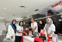 Management Telkomsel Branch Banjarmasin menyapa dan melayani pelanggan di GraPARI mendengarkan masukan dan voice of customer, menyapa pelanggan sekaligus berupaya memberikan solusi dan layanan terbaik di momen Hari Pelanggan Nasional (foto:istimewa)