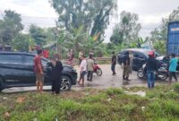 LAKA BERUNTUN - Tak kuat menanjak truk tronton hantam tiga mobil, Senin (30/9/2024) pagi. (foto: istimewa)
