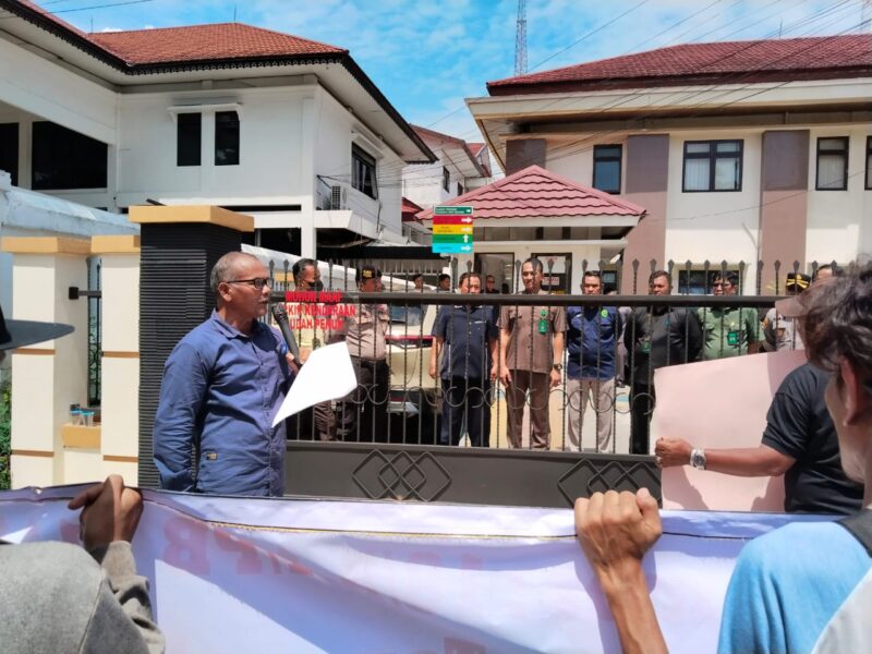 MASSA Sojuangun saat melakukan aksi demo di PN Banjarmasin m, Rabu (9/10/2024). (Foto Istimewa) 