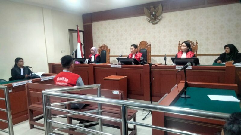 Terdakwa Andi  Kahartang, saat mengikuti sidang di PN Banjarmasin (Foto Istimewa)