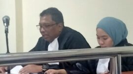 PENASEHAT hukum terdakwa Dr Sugeng Ariwibowo SH saat membacakam pembelaan untuk terdakwa Andi Kahartang (Foto Istimewa)