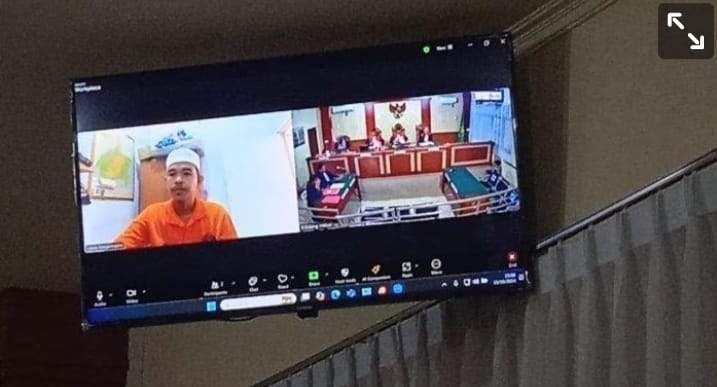 Agus Salim alias Boy saat mengikuti sidang secara virtual dari Lapas Teluk Dalam Banjarmasin (Foto bomindonesia)