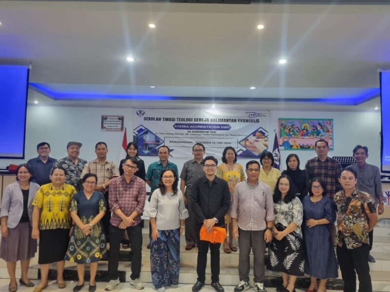 KETIGA Asesor ATESEA foto bersama civitas akademika STT GKE (Foto Istimewa) 