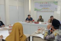 Kepala Kejaksaan Negeri (Kajari) Banjarmasin, Dr Indah Laila, SH., MH, didampingi Kepala Seksi Intelijen Kejari, Dimas Purnama Putra, SH., MH saat memimpin rakor (foto Istimewa)