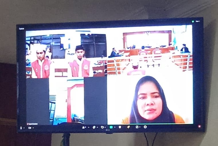 TIGA kurir sabu satu diantaranya wanita  saat mendengarkan pembacaan vonis majelis hakim.(Foto Istimewa)