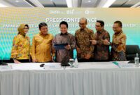 Paparan disampaikan Direktur Compliance and Human Capital BSI Tribuana Tunggadewi, Wakil Direktur Utama BSI Bob T.Ananta, Direktur Utama BSI Hery Gunardi (tengah), Direktur Risk Management BSI Grandhis H. Harumansyah, Direktur Sales & Distribution BSI Anton Sukarna, dan Direktur Information Technology BSI Saladin D. Effendi di Kantor Pusat BSI, Gedung The Tower Jakarta (Kiri-kanan).
(Foto / Istimewa)