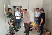 POLISI dibantu seorang  anggota TNI saat melakukan pemeriksaan di rumah korban (foto: istimewa)