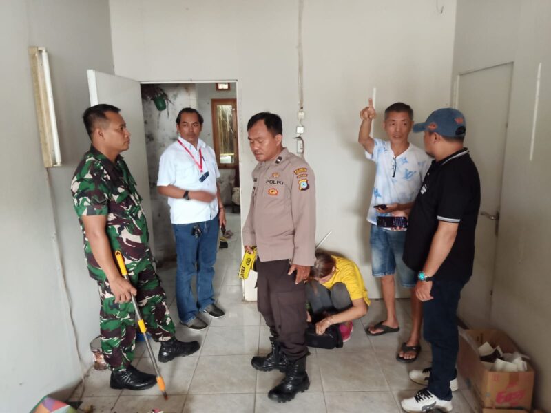 POLISI dibantu seorang  anggota TNI saat melakukan pemeriksaan di rumah korban (foto: istimewa)