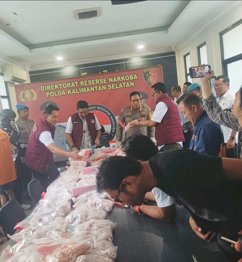 Dirresnarkoba Kombes Pol Kelana Jaya
didampingi Kabid Humas ,
 Kombes Pol Adam Erwindi dan Kasubdit 3 AKBP Ade Harri dan Kasubdit 2 AKBP Zainal saat press release (Foto : Mercy)
