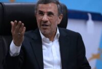 MANTAN Presiden Iran Mahmoud Ahmadinejad memberi isyarat saat mendaftarkan diri sebagai bakal calon presiden untuk pemilihan presiden yang digelar 28 Juni 2024 di Kementerian Dalam Negeri di Teheran, Iran, Minggu, 2 Juni 2024