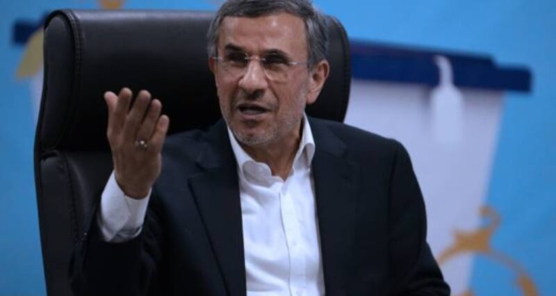 MANTAN Presiden Iran Mahmoud Ahmadinejad memberi isyarat saat mendaftarkan diri sebagai bakal calon presiden untuk pemilihan presiden yang digelar 28 Juni 2024 di Kementerian Dalam Negeri di Teheran, Iran, Minggu, 2 Juni 2024