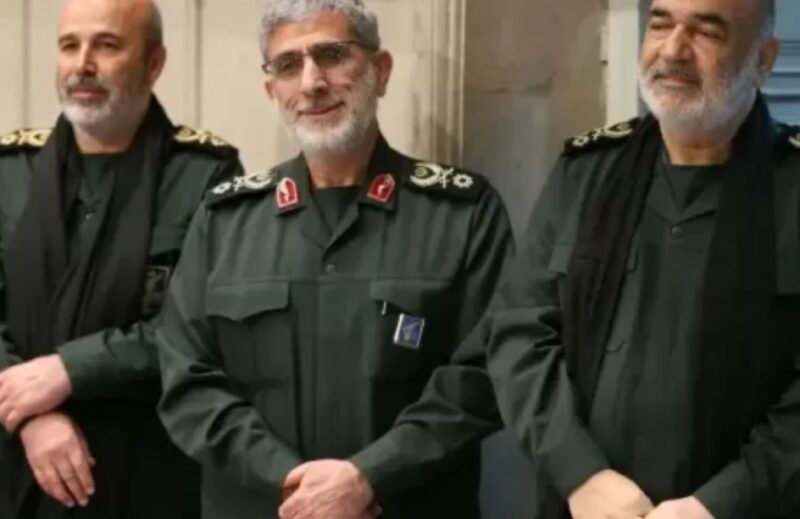 Brigadir Jenderal Esmail Qaani (tengah) menghadiri peringatan untuk Qassem Soleimani, mantan komandan Pasukan Quds IRGC (Foto Istimewa)
