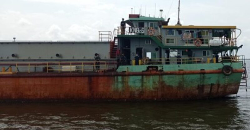 Kementerian Kelautan dan Perikanan menangkap kapal angkut pengeruk pasir laut diduga ilegal di Pulau Rupat, Bengkalis, Riau. (Foto bomindonesia)